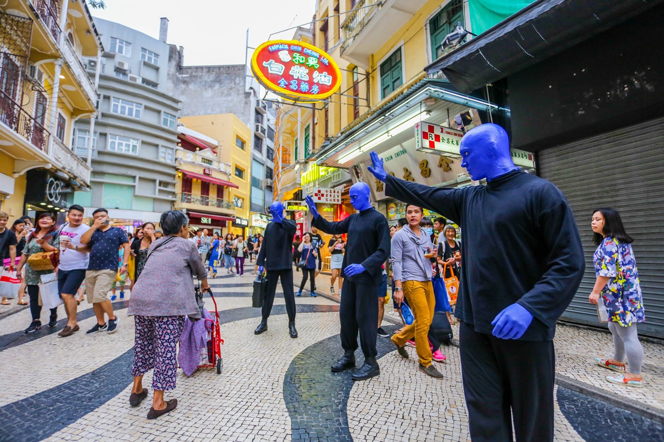 蓝神在街上与人互动