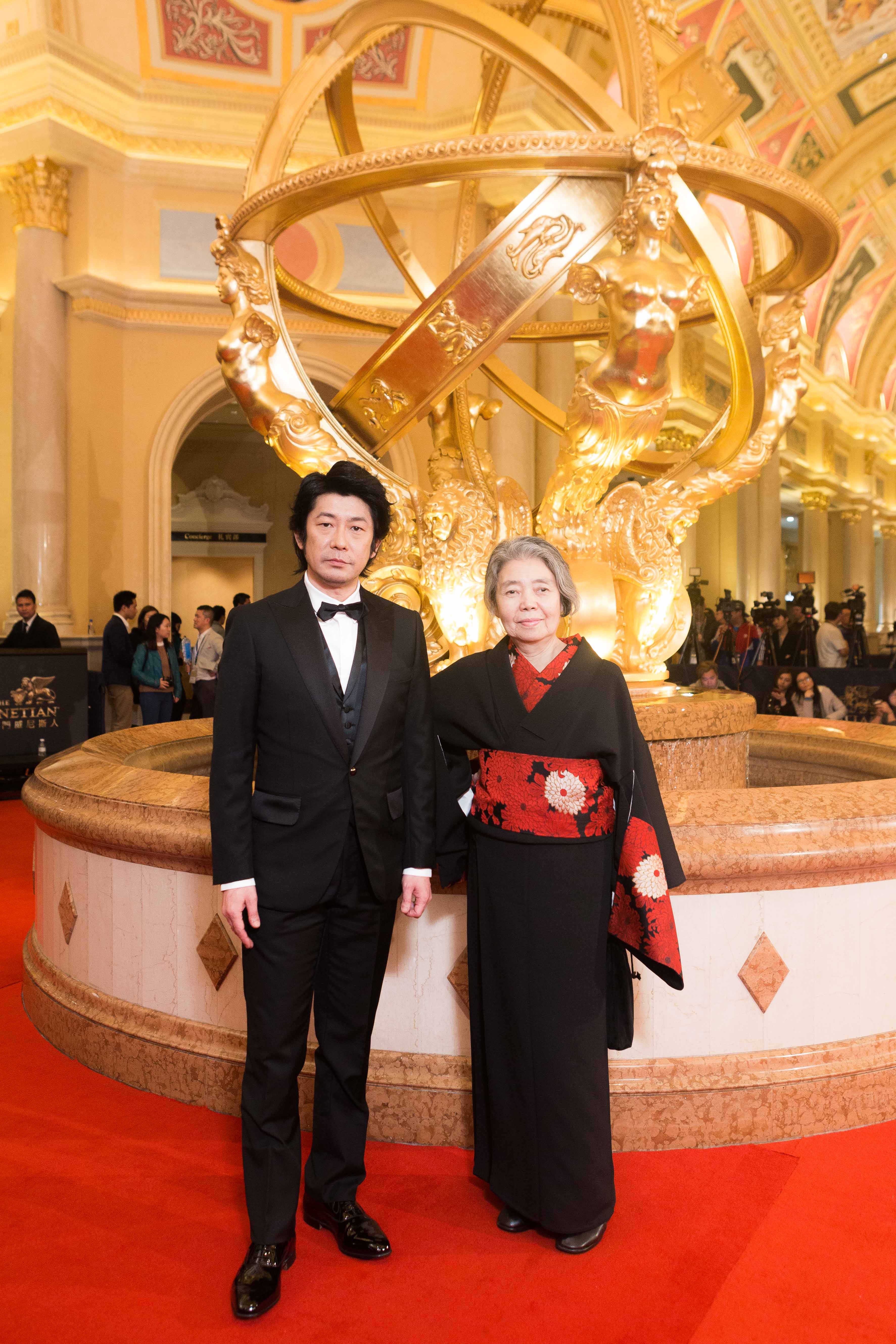 (Right) Kiki Kirin