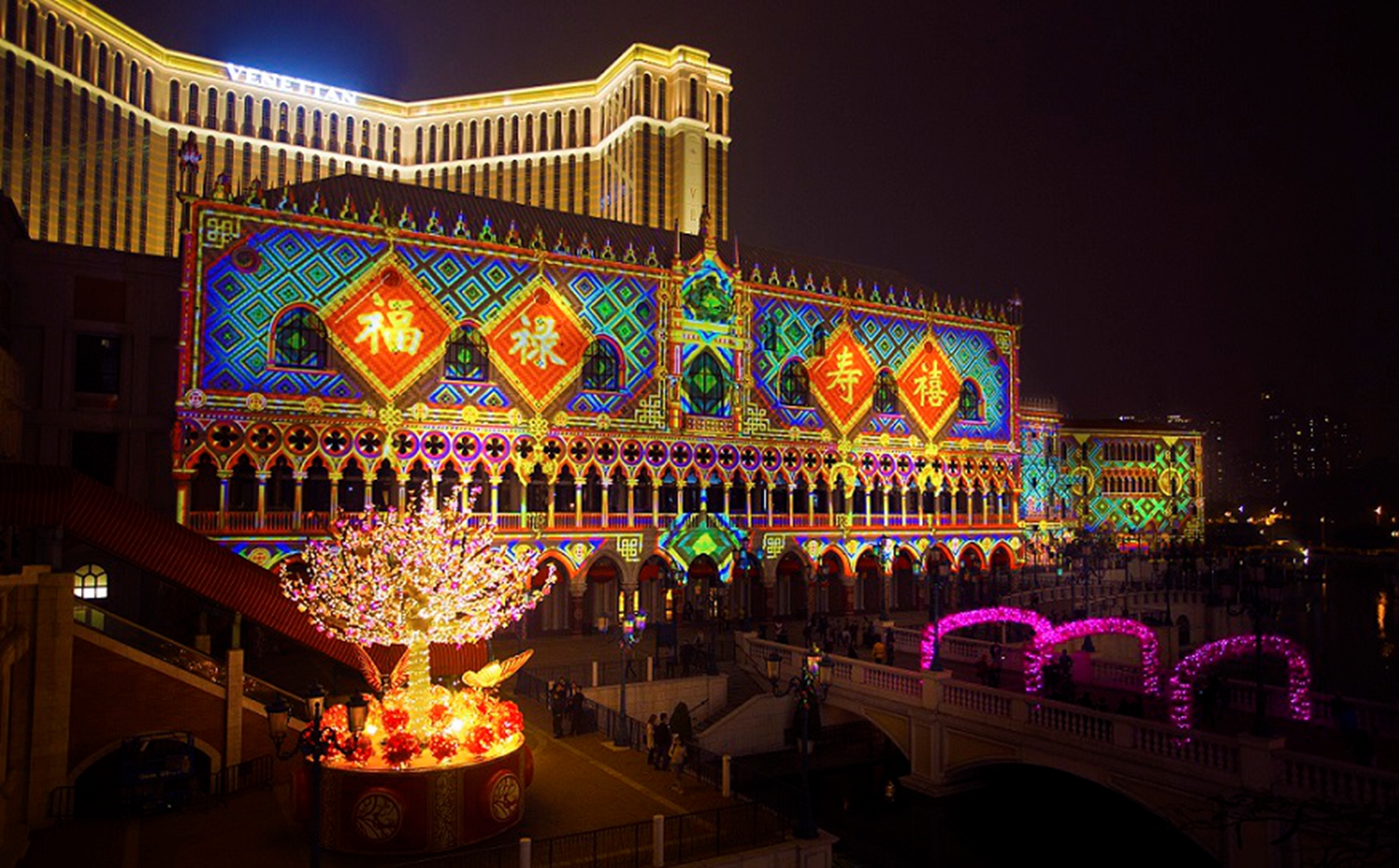 3D light and sound spectacular