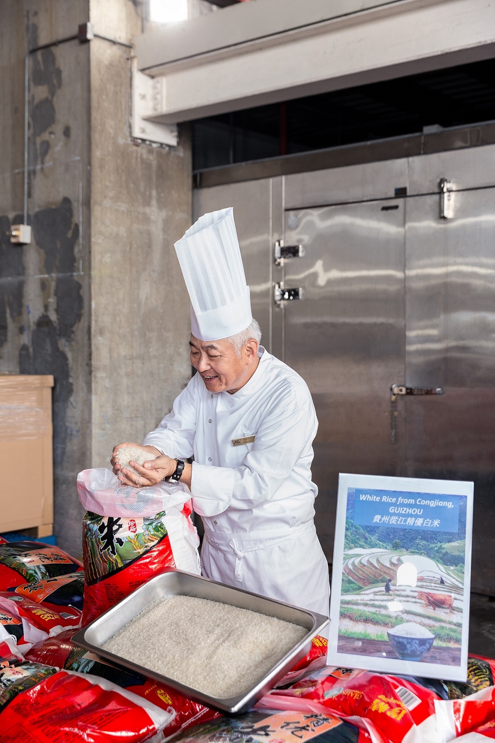 公司行政总厨周连元于威尼斯人卸货区查收该批从江县精优白米